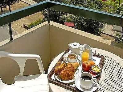 Les Chemins Francis - Modern Hotel Bagnols-les-Bains Екстериор снимка