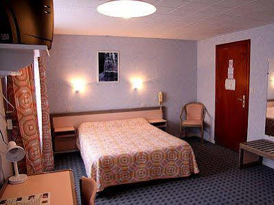 Les Chemins Francis - Modern Hotel Bagnols-les-Bains Екстериор снимка